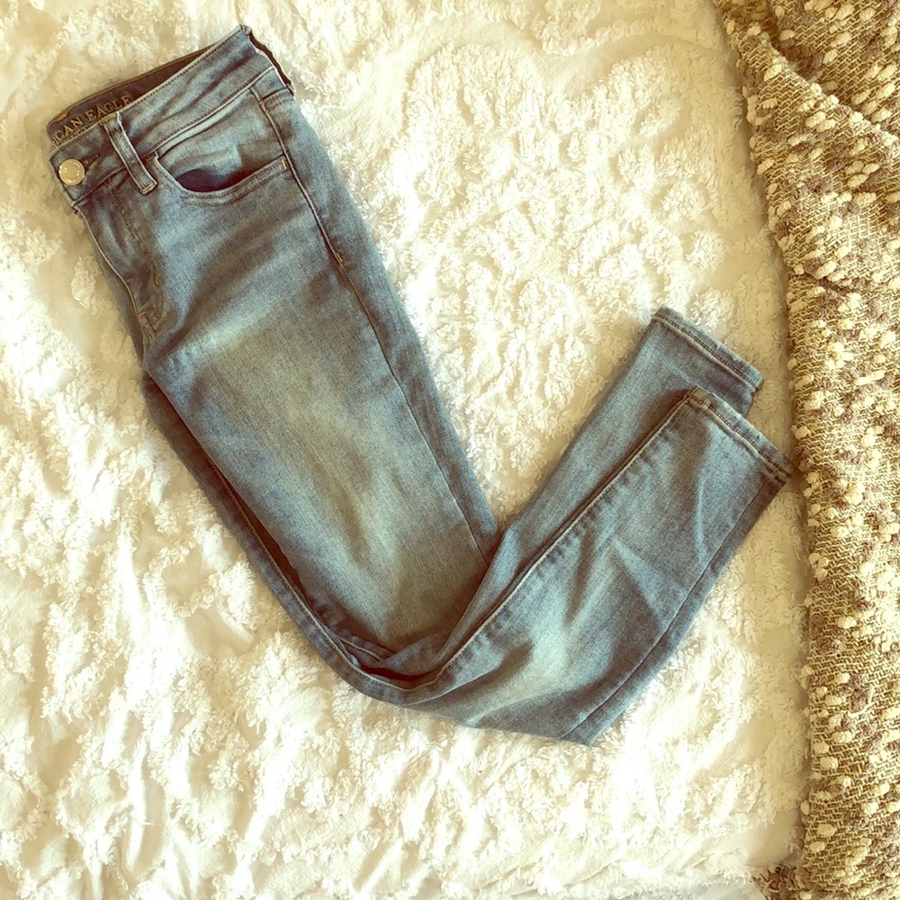 Adorable AE Light Wash Jegging!